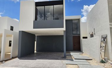 En Venta, Casa en Privada Residencial con 3 Rec, Alberca, Amenidades en Cholul