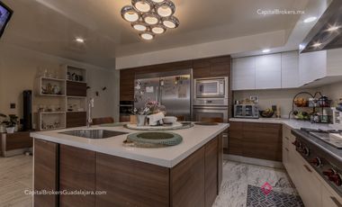 Casa de lujo en venta con alberca 5 habitaciones Residencial Victoria; Expo