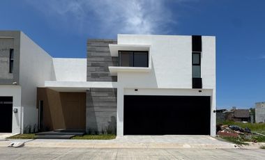 CASA CON ALBERCA EN VENTA EN PALMAS GREEN