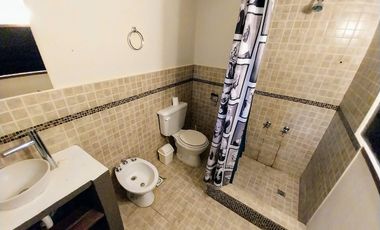 Venta Casa 3 ambientes + dpto 2 amb Bosque P.Ramos