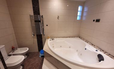CHALET, 2 PLANTAS DE 9 AMBIENTES UNICO EN SU ZONA