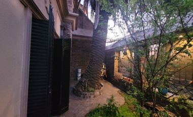 CHALET, 2 PLANTAS DE 9 AMBIENTES UNICO EN SU ZONA
