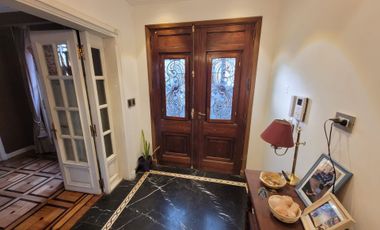 CHALET, 2 PLANTAS DE 9 AMBIENTES UNICO EN SU ZONA