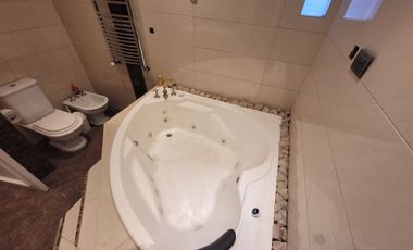CHALET, 2 PLANTAS DE 9 AMBIENTES UNICO EN SU ZONA