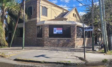 CHALET, 2 PLANTAS DE 9 AMBIENTES UNICO EN SU ZONA