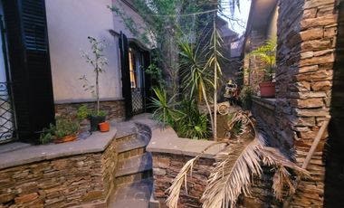 CHALET, 2 PLANTAS DE 9 AMBIENTES UNICO EN SU ZONA
