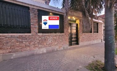 CHALET, 2 PLANTAS DE 9 AMBIENTES UNICO EN SU ZONA