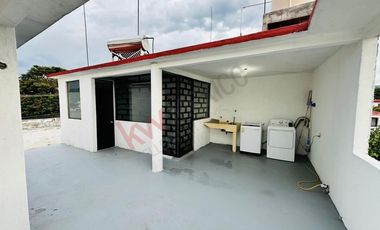 Inversión cerca de Plaza Polyforum y Torre Chiapas: Casa con Alberca en Venta