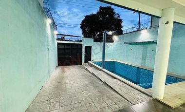 Inversión cerca de Plaza Polyforum y Torre Chiapas: Casa con Alberca en Venta