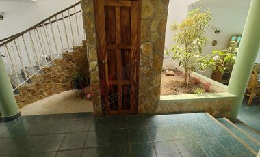 Casa con alberca en venta en zona Norte Poniente  con 578.17m2 de terreno.