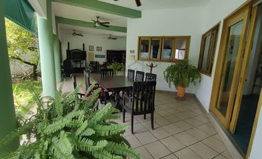 Casa con alberca en venta en zona Norte Poniente  con 578.17m2 de terreno.