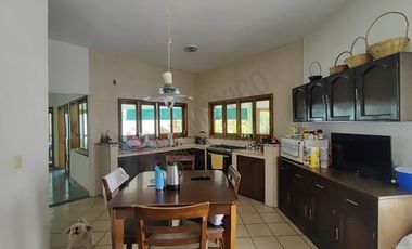 Casa con alberca en venta en zona Norte Poniente  con 578.17m2 de terreno.