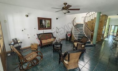 Casa con alberca en venta en zona Norte Poniente  con 578.17m2 de terreno.