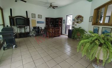 Casa con alberca en venta en zona Norte Poniente  con 578.17m2 de terreno.