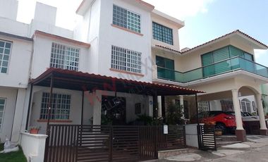 Casa en venta en privada cerrada en El Fracc. El Diamante.