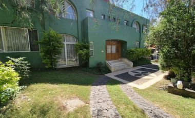 Residencia en Venta con jardines, Casa Club, GYM y Cancha de Tenis