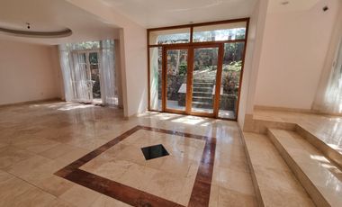 Residencia en Venta con jardines, Casa Club, GYM y Cancha de Tenis