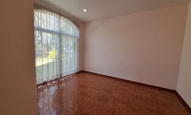 Residencia en Venta con jardines, Casa Club, GYM y Cancha de Tenis