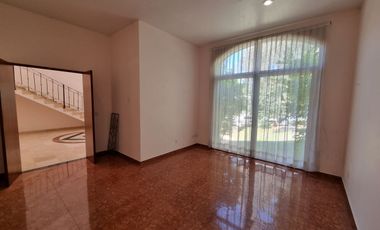 Residencia en Venta con jardines, Casa Club, GYM y Cancha de Tenis
