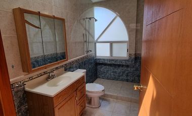 Residencia en Venta con jardines, Casa Club, GYM y Cancha de Tenis
