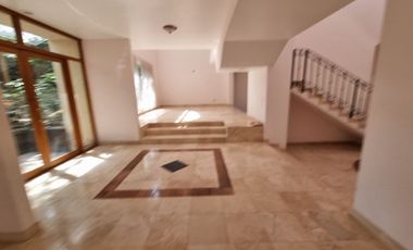 Residencia en Venta con jardines, Casa Club, GYM y Cancha de Tenis
