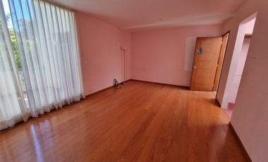 Residencia en Venta con jardines, Casa Club, GYM y Cancha de Tenis