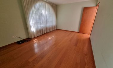Residencia en Venta con jardines, Casa Club, GYM y Cancha de Tenis