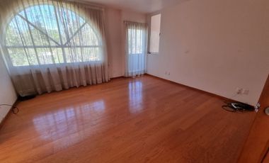 Residencia en Venta con jardines, Casa Club, GYM y Cancha de Tenis