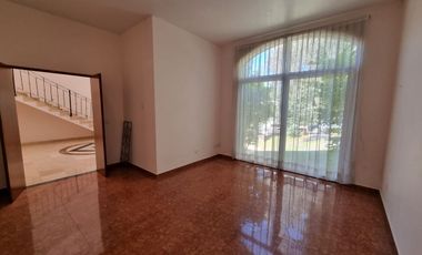 Residencia en Venta con jardines, Casa Club, GYM y Cancha de Tenis