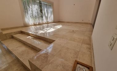 Residencia en Venta con jardines, Casa Club, GYM y Cancha de Tenis