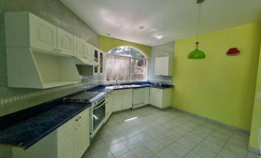 Residencia en Venta con jardines, Casa Club, GYM y Cancha de Tenis