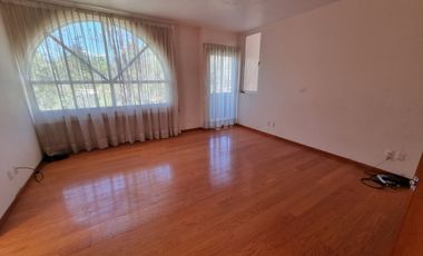 Residencia en Venta con jardines, Casa Club, GYM y Cancha de Tenis