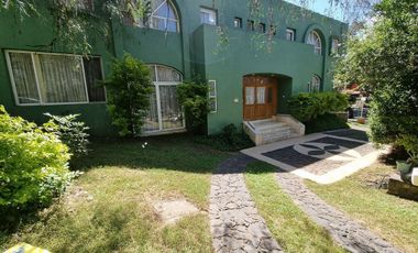 Residencia en Venta con jardines, Casa Club, GYM y Cancha de Tenis