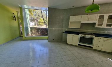 Residencia en Venta con jardines, Casa Club, GYM y Cancha de Tenis