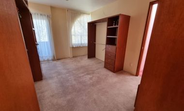 Residencia en Venta con jardines, Casa Club, GYM y Cancha de Tenis