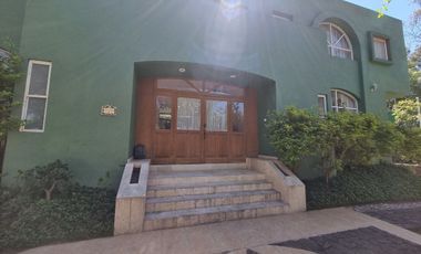 Residencia en Venta con jardines, Casa Club, GYM y Cancha de Tenis