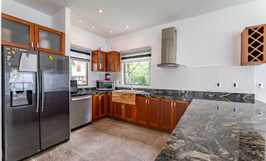 Casa en Venta con Doble Terreno en Residencial Arbolada