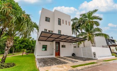 Casa en Venta con Doble Terreno en Residencial Arbolada