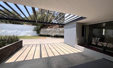 Renta moderna casa en Condominio de dos casas