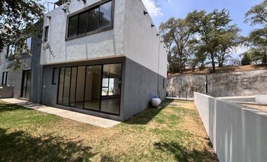Renta moderna casa en Condominio de dos casas