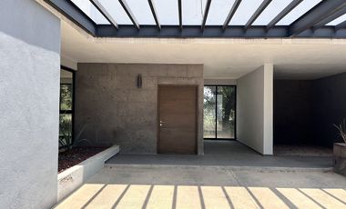 Renta moderna casa en Condominio de dos casas