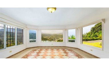 VENDO CASA CON VISTAS AL PUEBLO DE BOQUETE EN JARAMILLO