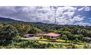 VENDO CASA CON VISTAS AL PUEBLO DE BOQUETE EN JARAMILLO