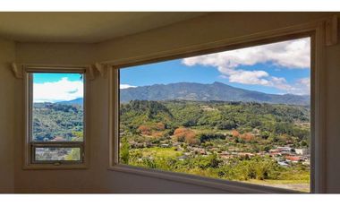 VENDO CASA CON VISTAS AL PUEBLO DE BOQUETE EN JARAMILLO