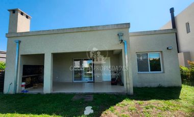 Casa en venta de 3 dormitorios y pileta. Santa Elena. Pilar