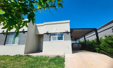 Casa en venta de 3 dormitorios y pileta. Santa Elena. Pilar