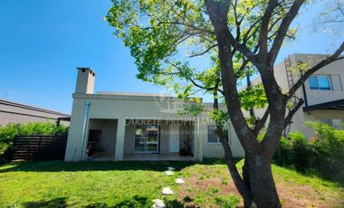 Casa en venta de 3 dormitorios y pileta. Santa Elena. Pilar