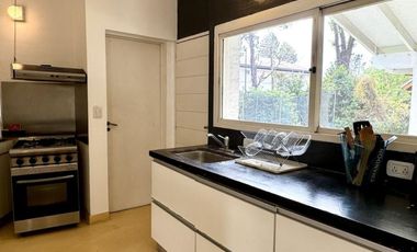 VENTA CASA COUNTRY MIRAFLORES 5 AMBIENTES