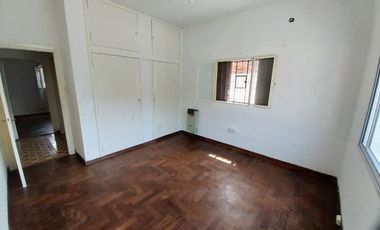 VENTA CASA 4 AMB CON PATIO Y COCHERA QUILMES