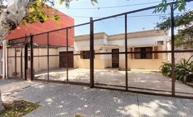 VENTA CASA 4 AMB CON PATIO Y COCHERA QUILMES